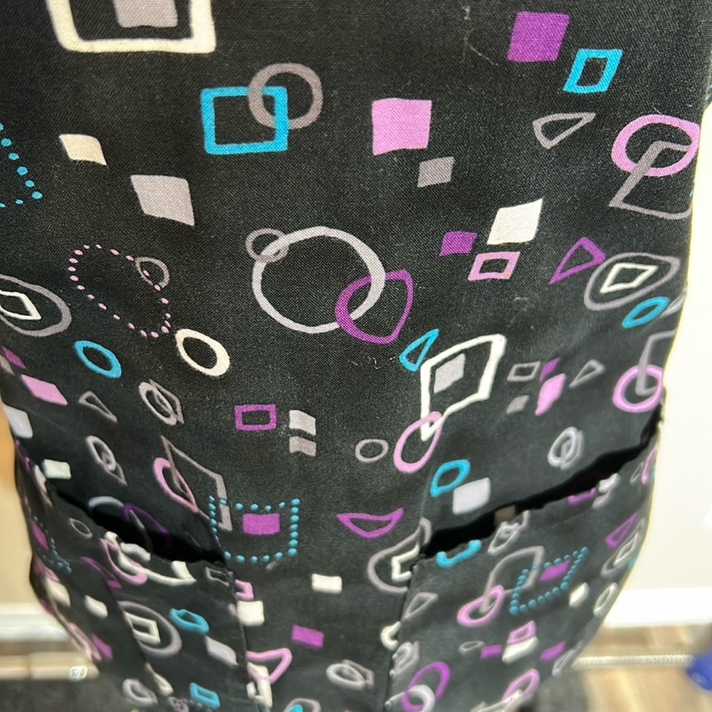 Geometric Pattern Scrub Top - Picture 5 of 8